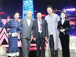 新望董事長(zhǎng)羅永輝與著名歌星劉尊老師、汪正正老師、郭津彤老師、主持人雅琪在北京電視臺(tái)錄制節(jié)目現(xiàn)場(chǎng)親切合影